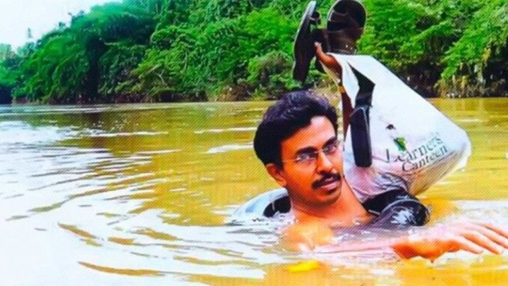 A incrível história do professor que atravessa um rio a nado há 20 anos para dar aulas